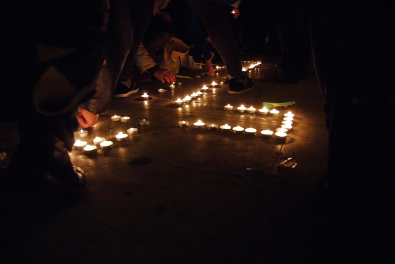 Vengono ridisposte le candele a terra prima di entrare in parrocchia
