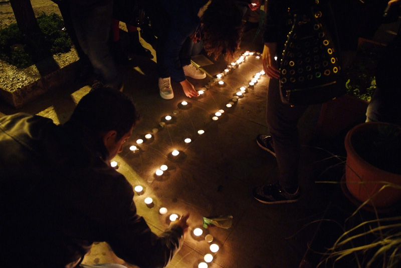 Vengono ridisposte le candele a terra prima di entrare in parrocchia
