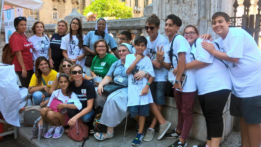 Festa dell'Onest�. Operatori, volontari e adolescenti presso il gazebo del Centro di Accoglienza Padre Nostro
