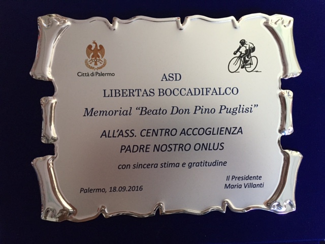 Targa ricordo della manifestazione cicloturistica donata al Centro di Accoglienza Padre Nostro