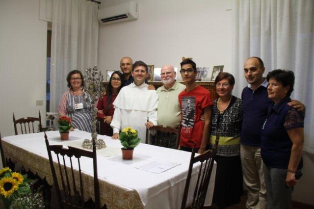 Foto di gruppo con Padre Sergio Catalano, i volontari del Centro e i
familiari del Beato Giuseppe Puglisi