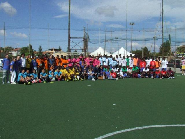 Foto di gruppo delle squadre che hanno partecipato al IV memorial Padre Puglisi, torneo di calcio a 5