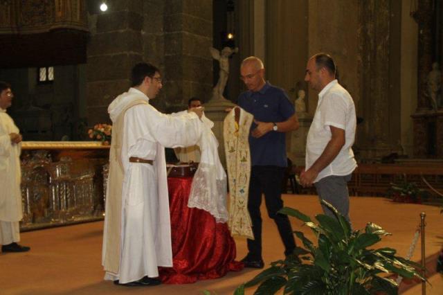 Il corteo dei fedeli porta in sacrestia la Stola e la Cotta del Beato Giuseppe Puglisi