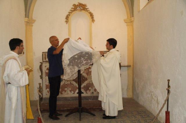 Sistemazione della Stola e della Cotta in sacrestia