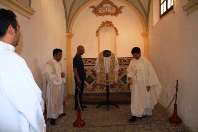 Sistemazione della Stola e della Cotta in sacrestia