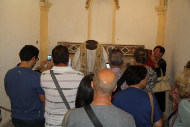 I fedeli in visita alla Stola e alla Cotta del Beato Giuseppe Puglisi