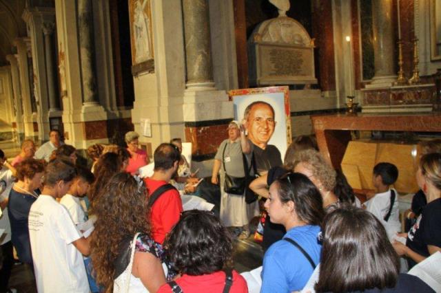Raduno davanti alla tomba del Beato Puglisi
