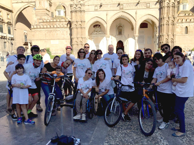In bici sui luoghi di 3P. Raduno dei volontari del Centro Padre Nostro davanti alla Cattedrale di Palermo
