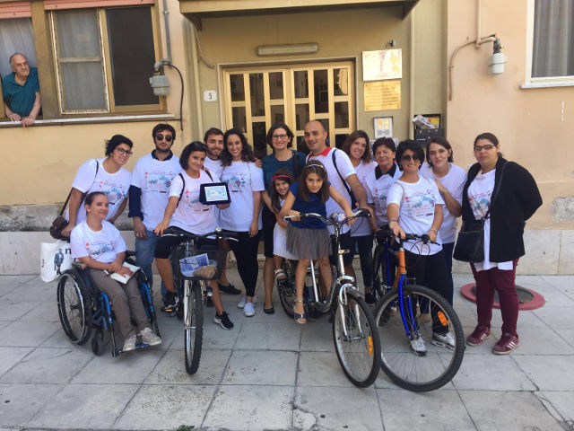 In bici sui luoghi di 3P. Foto volontari davanti alla casa-museo del Beato Puglisi