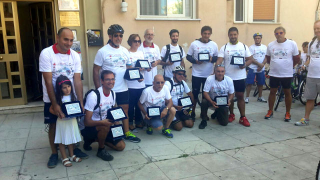 In bici sui luoghi di 3P. Consegna delle targhe ricordo