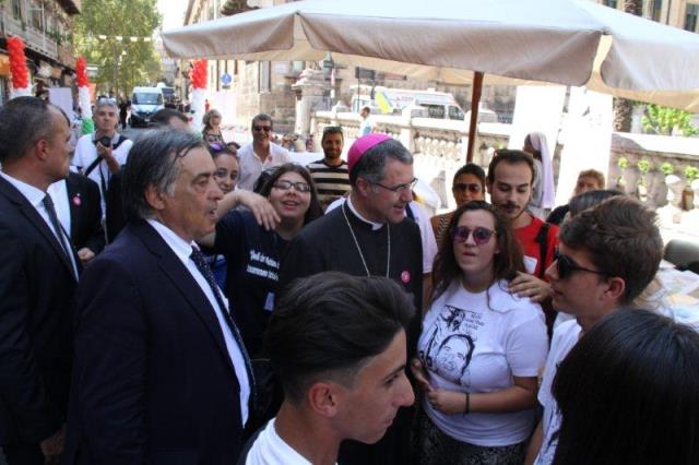 I bambini con il sindaco Leoluca Orlando e Mons. Corrado Lorefice
