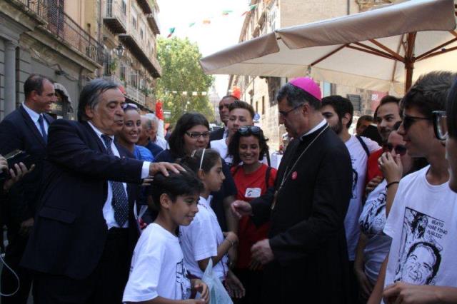 I bambini con il sindaco Leoluca Orlando e Mons. Corrado Lorefice