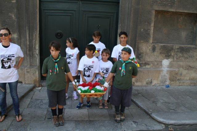 I bambini con i fiori di carta da deporre presso la lapide in memoria del Prefetto Dalla Chiesa