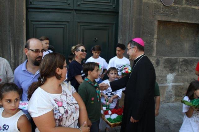 I bambini con i fiori di carta da deporre presso la lapide in memoria del Prefetto Dalla Chiesa