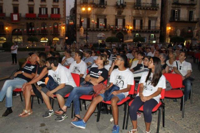 Volontari, operatori e minori del Centro Padre Nostro al piano della Cattedrale