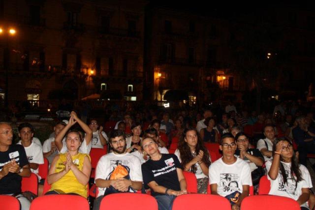 Volontari, operatori e minori del Centro Padre Nostro al piano della Cattedrale