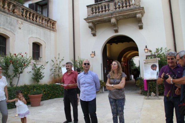 Manger dans le rue a Villa Niscemi