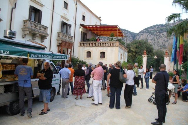 Manger dans le rue a Villa Niscemi