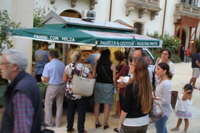 Manger dans le rue a Villa Niscemi