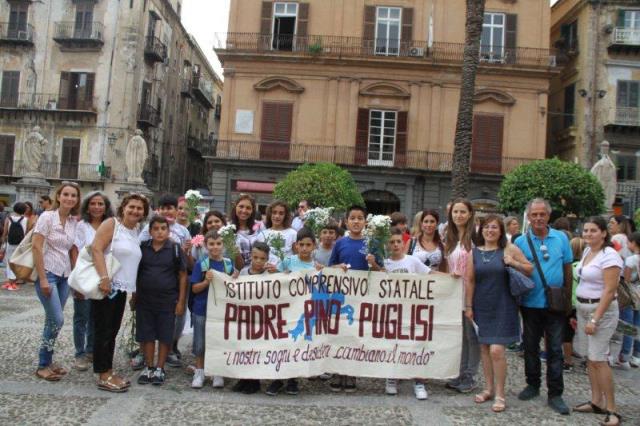 Lo striscione degli studenti dell'I.C. Padre Pino Puglisi di Palermo