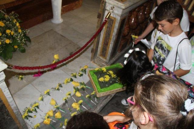 I bambini depongono i fiori che hanno preparato per Padre Pino Puglisi