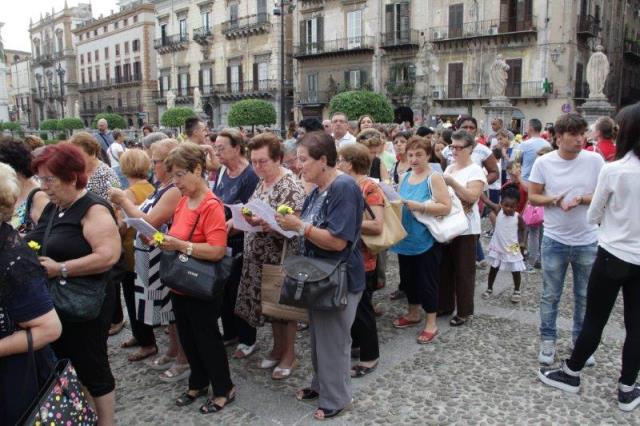 La gente... fuori dalla Cattedrale