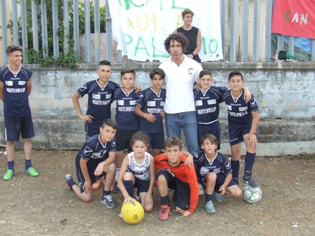 Formazione squadra categoria 10/12 anni del Centro di Accoglienza Padre Nostro