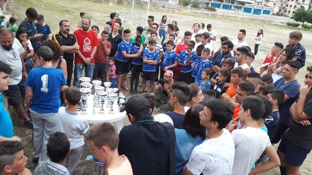 Premiazioni: squadre in attesa di ricevere le coppe