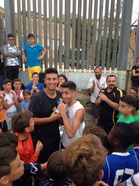 Premiazioni: la squadra categoria 16/18 anni del Centro di Accoglienza Padre Nostro riceve la Coppa Fair Play