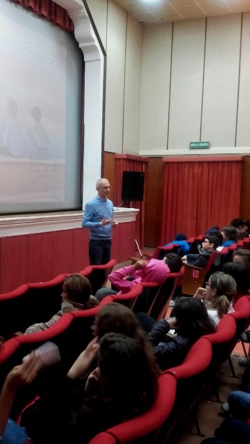 Gli studenti partecipano attivamente al dibattito con Maurizio Artale subito dopo la proiezione del cartone animato