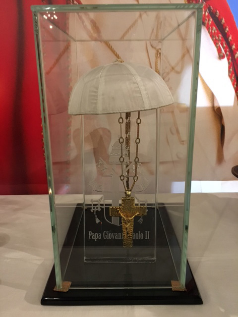 Reliquie di San Giovanni Paolo II: zucchetto e crocifisso regalati da San Giovanni Paolo II a Mons. Luciano Giovannetti nel suo 50 anniversario sacerdotale