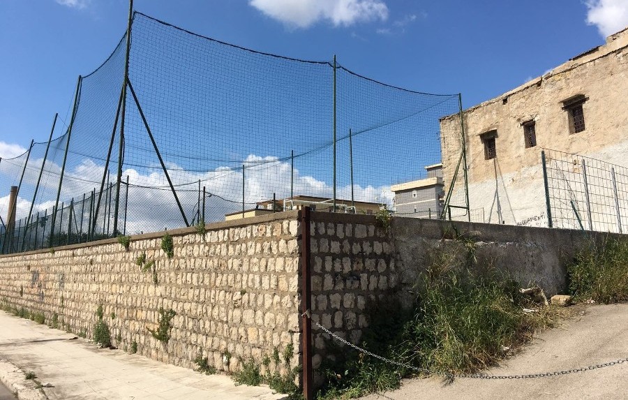 I soliti noti rubano nove pali della recinzione del campo polivalente di vicolo Salvatore Cappello