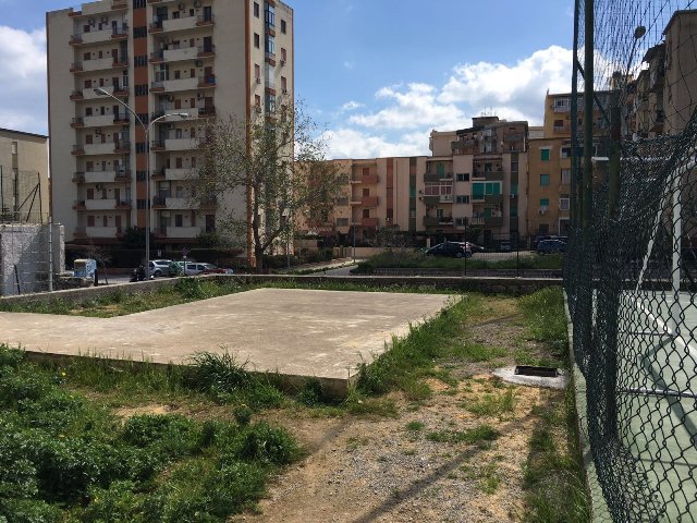 Campo polivalente con recinzione vandalizzata