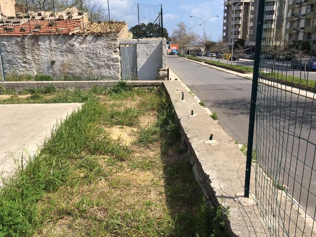 Campo polivalente con recinzione vandalizzata