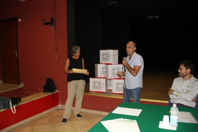 Francesca Pipi, responsabile del laboratorio di sartoria sociale, e Domenico De Lisi, assistente sociale del Centro Padre Nostro