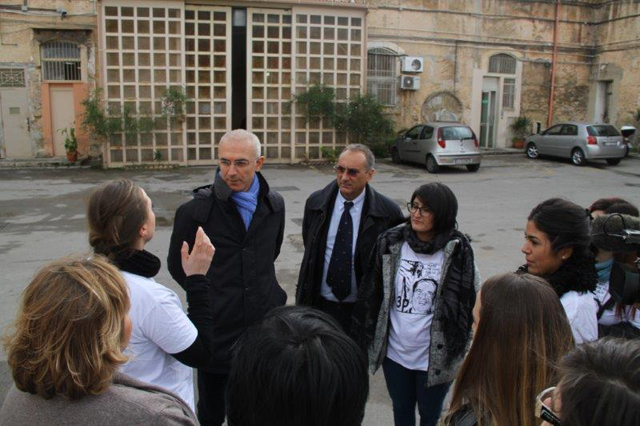 Maurizio Artale insieme ai volontari del Centro di Accoglienza Padre Nostro