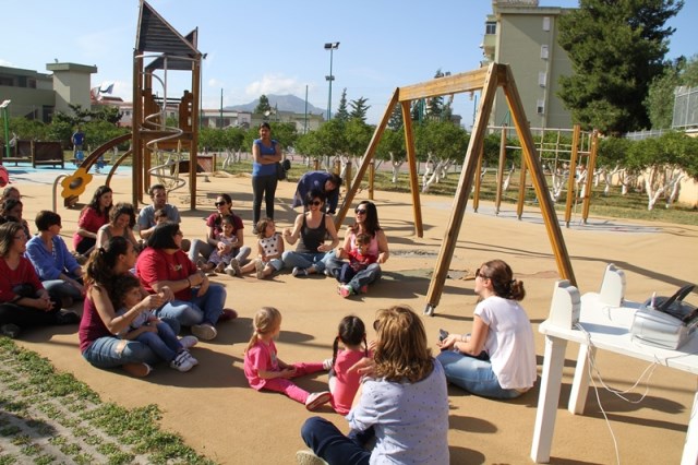 I volontari e gli operatori del Centro Padre Nostro fanno attivit� ludico-ricreative con i piccoli