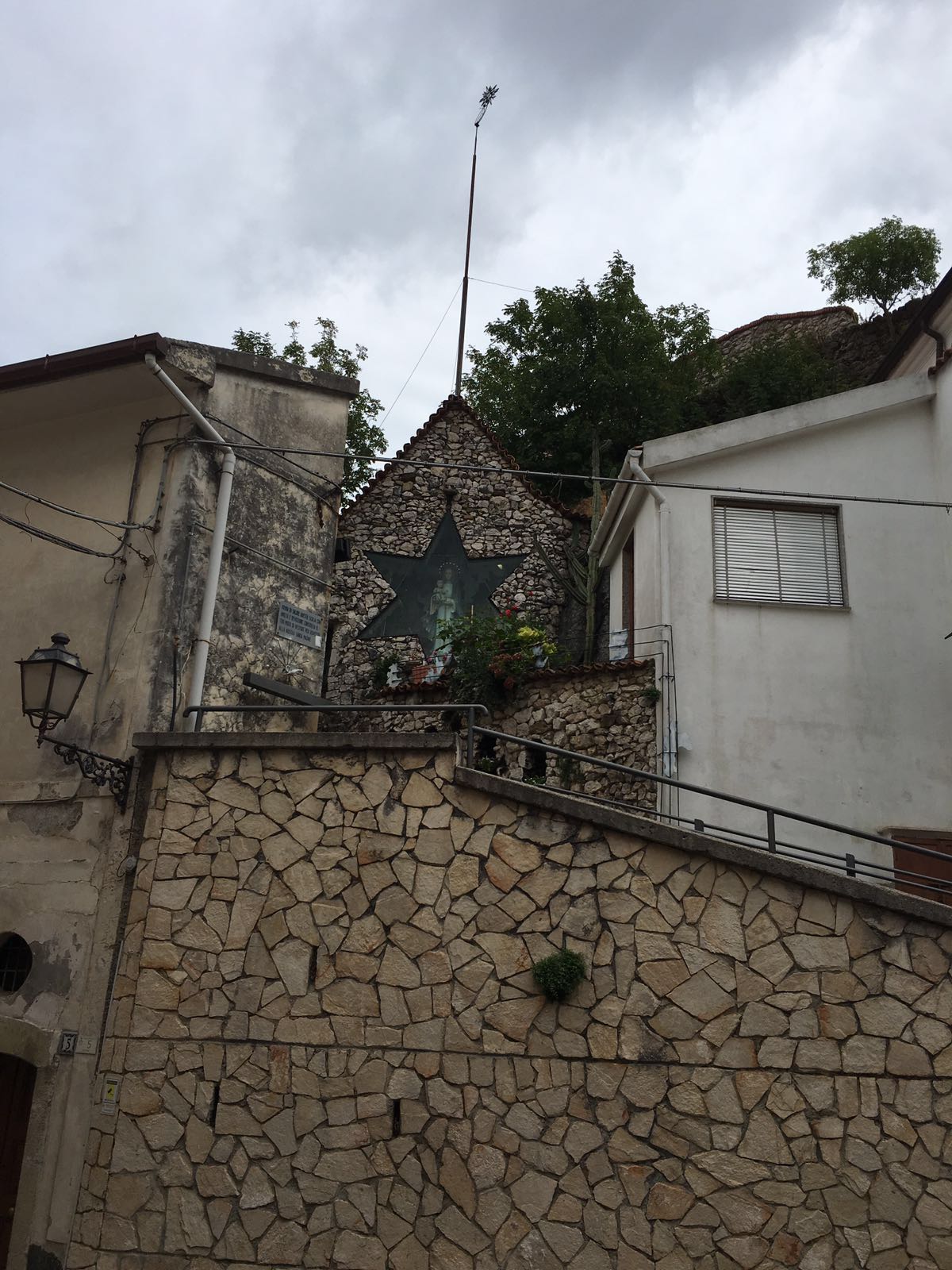 Luogo in cui � apparsa la Madonna con Ges� Bambino, Regina del Castello
