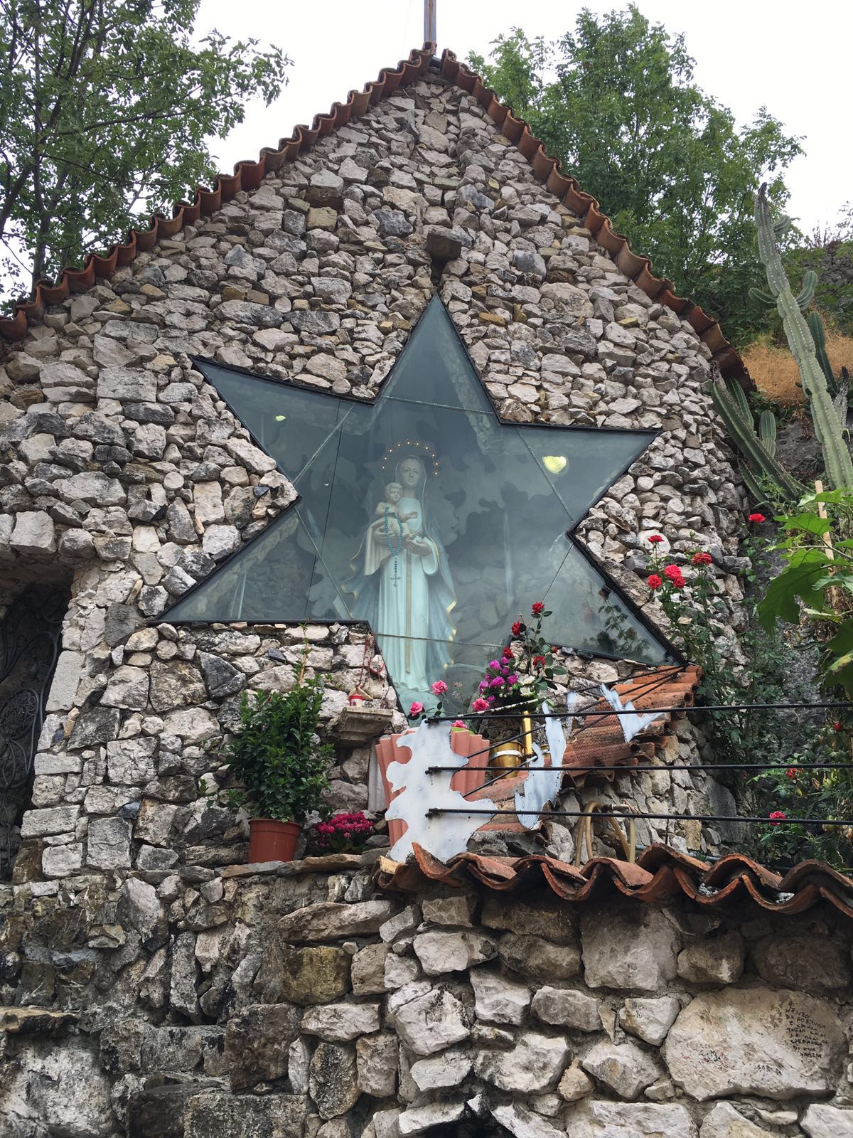 Luogo in cui � apparsa la Madonna con Ges� Bambino, Regina del Castello