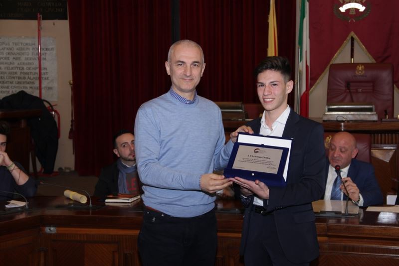 Maurizio Artale consegna la targa a Christian Orilia