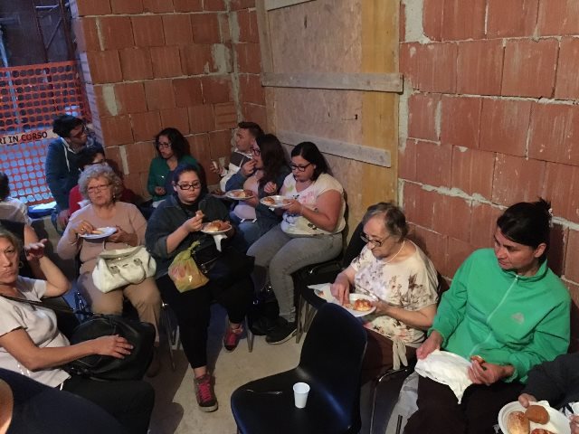 Dopo il sit-in di fronte la prefettura la manifestazione continua presso il costruendo centro aggregativo per anziani