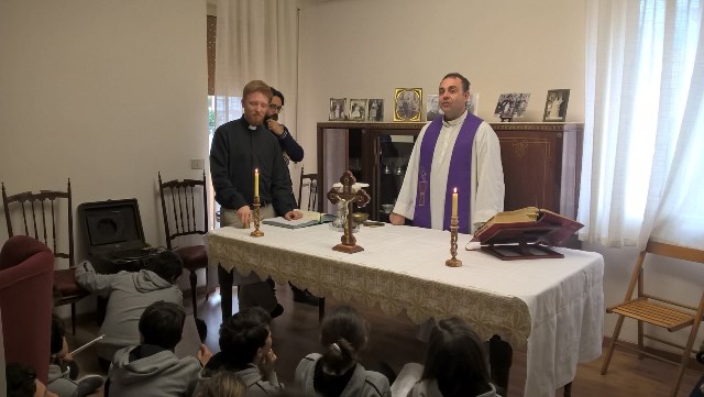 Momento di preghiera alla casa-museo del Beato Puglisi