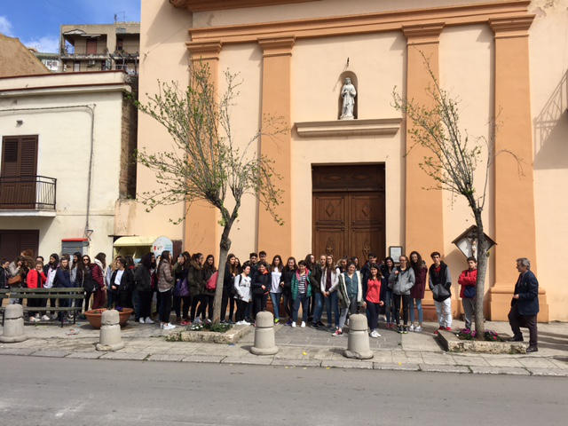 La scolaresca davanti alla parrocchia di San Gaetano - Maria SS. del Divino Amore in cui padre Puglisi fu parroco