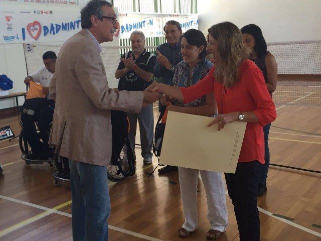 Viene consegnato lo zainetto del Centro Padre Nostro a Carlo Beninati, vicepresidente federazione italiana badminton