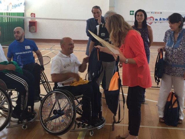 Viene consegnato lo zainetto del Centro Padre Nostro a Ninno Gambino e Filippo Lo Bue, organizzatori dell'evento sportivo