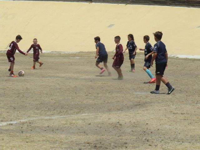 Azione durante una partita tra pulcini