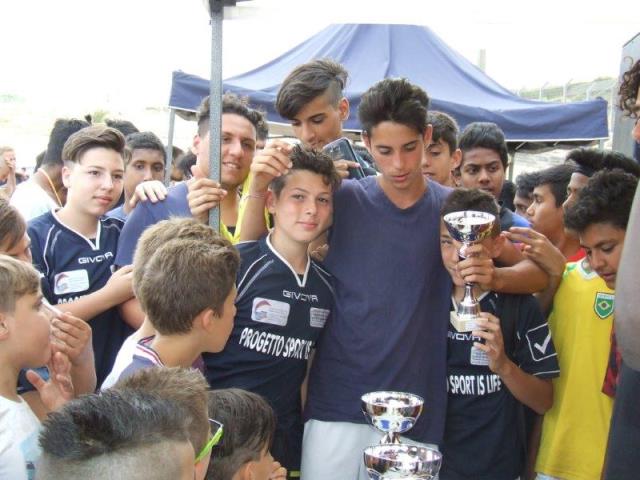 Premiazioni: squadra esordienti del Centro di Accoglienza Padre Nostro classificata al secondo posto