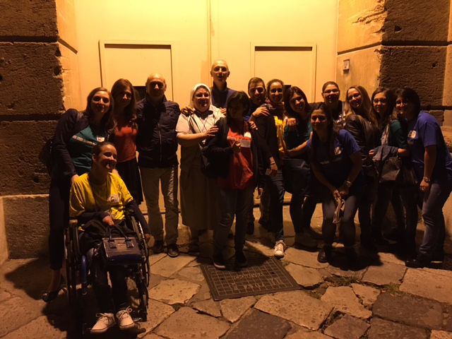 Foto di gruppo dei volontari del Centro di Accoglienza Padre Nostro presso Casa di reclusione Ucciardone