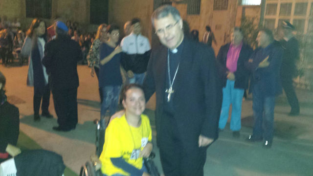 Foto di Mons. Corrado Lorefice, Arcivescovo di Palermo, e Antonella, volontaria del Centro Padre Nostro