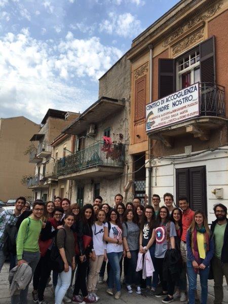 I ragazzi del gruppo Rondine davanti al Centro di Accoglienza Padre Nostro
